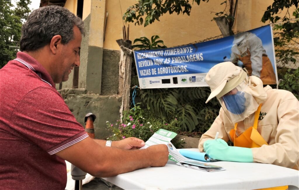 Rio Bonito faz coleta itinerante de embalagens de agrotóxicos