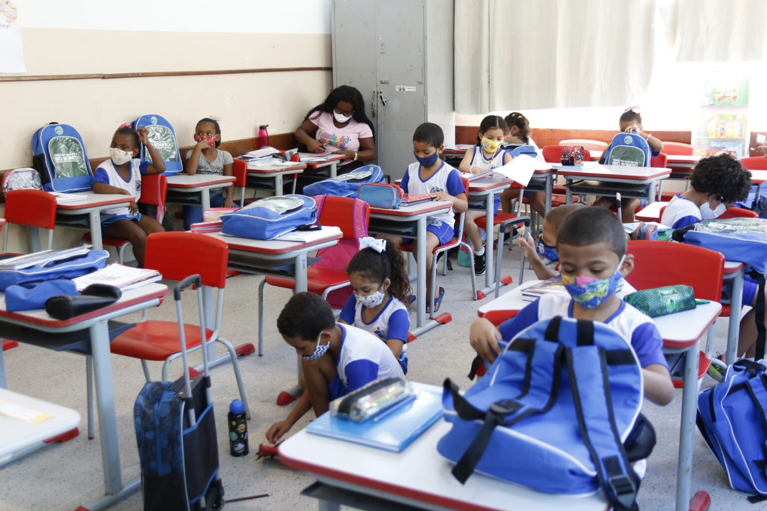Prefeitura começa a distribuir os kits com material escolar - riobonito ...